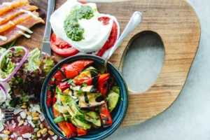 Zubereitetes Essen mit gesunden Zutaten auf einem Holztablett