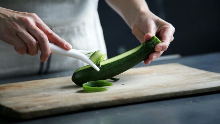 Eine Zucchini wird geschält