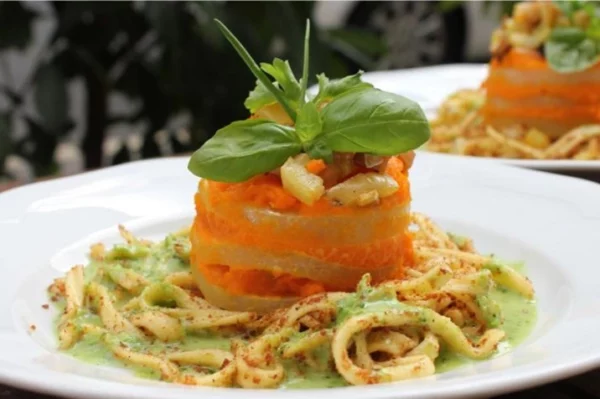 Möhren-Kohlrabi-Türmchen mit Lauchzwiebel-Petersilien-Pesto