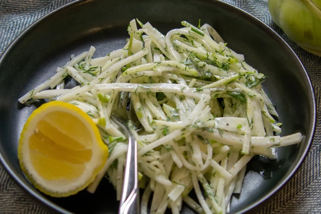 Kohlrabi-Slaw mit Dill: Ein knackiger Kohlrabisalat mit frischem Dill