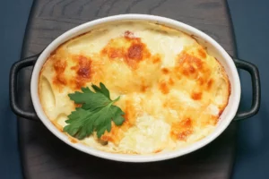 eine Auflaufform mit Käse und Petersilie